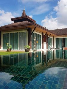 Bazén v ubytování Private Tropical Pool Villa with 18 meter Pool in Phuket nebo v jeho okolí