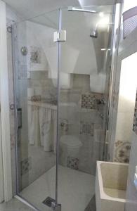 ナルドにあるKamaresのバスルーム(シャワー、トイレ、洗面台付)