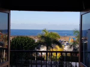 balkon z widokiem na ocean w obiekcie Summer Breeze w Puerto de la Cruz