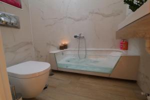 Kúpeľňa v ubytovaní Luxurious Athenian Apartment + 30 fotografií