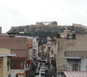- une vue sur une ville et un château sur une colline dans l'établissement Luxurious Athenian Apartment, à Athènes