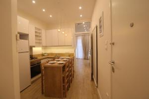 Kuchyňa alebo kuchynka v ubytovaní Luxurious Athenian Apartment