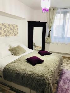 シビウにあるQueen's Studioのベッドルーム1室(紫色の枕が付いた大型ベッド1台付)