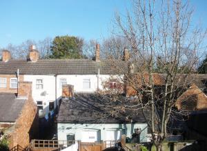eine Gruppe von Häuserdächern mit einem Baum in der Unterkunft Trent Cottage in Newark upon Trent