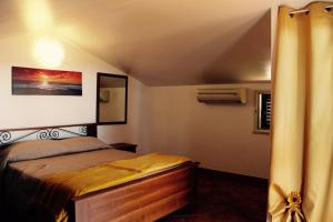 un dormitorio con una cama en una habitación en Villa Aga, en Campofelice di Roccella