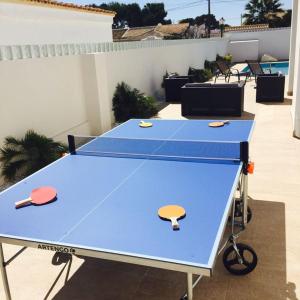 eine Tischtennisplatte mit Tischtennisbällen darauf in der Unterkunft Campoamor Villa & Private Pool, Garden & Roof Terraces Distant Sea Views in Playas de Orihuela