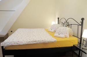 Postel nebo postele na pokoji v ubytování Apartmány V Podzámčí II.