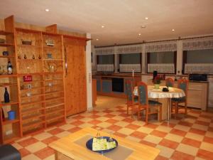 a kitchen and dining room with a table and chairs at Ferienwohnung Papsdorf in Bad Münder am Deister