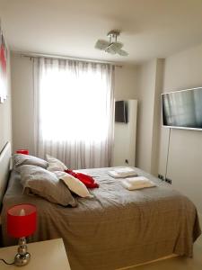 En eller flere senger på et rom på Lodging Apartments Forum 15 - Barcelona Forum apartment with sea view