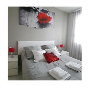En eller flere senger på et rom på Lodging Apartments Forum 15 - Barcelona Forum apartment with sea view