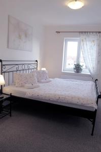 Postel nebo postele na pokoji v ubytování Apartmány V Podzámčí II.