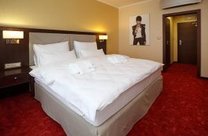 A bed or beds in a room at Hotel Bystrá
