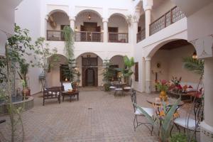 A restaurant or other place to eat at Riad Cannelle