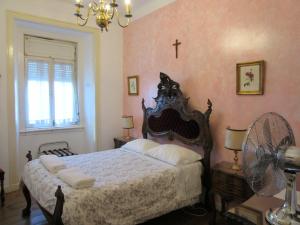 um quarto com uma cama e uma cruz na parede em Family Macedo em Lisboa