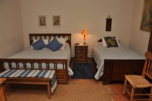 庫里科的住宿－Sta. Marta B&B，一间卧室配有两张床、椅子和一盏灯。
