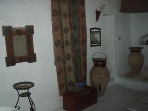 una habitación con jarrones y otros artículos en una pared en Casa Madonia, en Panarea