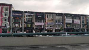 um edifício com muitos sinais ao lado dele em Theda Evo Soho Bangi with Coway Netflix & Wifi em Bangi
