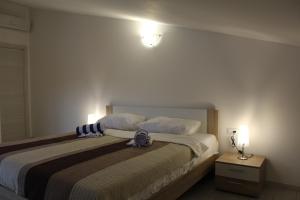 - une chambre avec un grand lit et deux lampes dans l'établissement Casa Rados Fazana, à Fažana