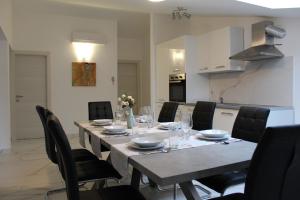 une salle à manger avec une table et des chaises ainsi qu'une cuisine dans l'établissement Casa Rados Fazana, à Fažana