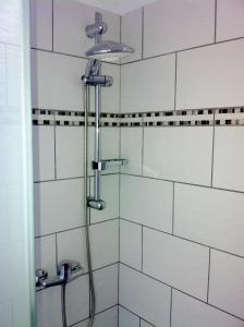 ティアスにあるApartamento Buenoの白いタイル張りの壁のバスルーム(シャワー付)