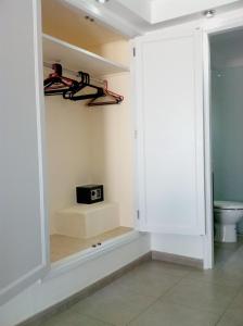 d'une salle de bains pourvue d'une armoire à médicaments et d'une radio. dans l'établissement Apartamento Bueno, à Tías