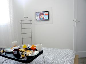 ティアスにあるApartamento Buenoの食べ物のトレイ