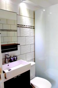 ティアスにあるApartamento Buenoのバスルーム(白い洗面台、トイレ付)