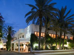 um hotel com palmeiras em frente em Hotel Terraza Carmona em Vera