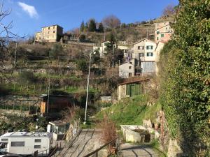 ジェノヴァにあるGenova casa in campagnaの丘の上に停まったRV付きの村の景色