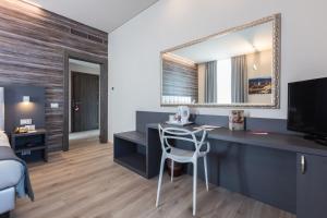 A television and/or entertainment centre at Hotel Concord