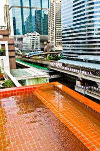 widok na dach budynku z wodą w obiekcie The Heritage Bangkok w mieście Bangkok