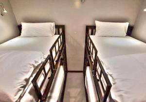 The Blocks Hostel Sukhumvit 10客房内的一张或多张床位