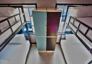 The Blocks Hostel Sukhumvit 10客房内的一张或多张床位
