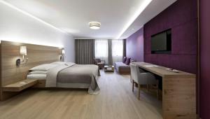 Rúm í herbergi á Schwarzer Adler Kitzbühel - Adults Only