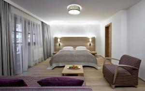 Rúm í herbergi á Schwarzer Adler Kitzbühel - Adults Only