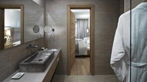 Baðherbergi á Schwarzer Adler Kitzbühel - Adults Only