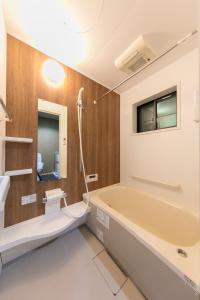 Guest House Higashikujo Yanaginoshitacho في كيوتو: حمام مع حوض ومرحاض ومغسلة