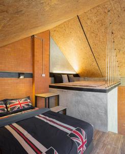 ein Schlafzimmer mit einem Bett in einem Zimmer in der Unterkunft The Step Chiang Mai in Chiang Mai