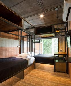 Katil dua tingkat atau katil-katil dua tingkat dalam bilik di The Step Chiang Mai