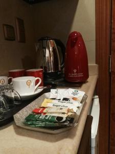 a kitchen counter with a toaster and a coffee maker at Al Aseel Hawazen Hotel in Mecca