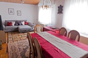 uma sala de estar com uma mesa e um sofá em Ferienwohnung Kurrer em Plankstadt