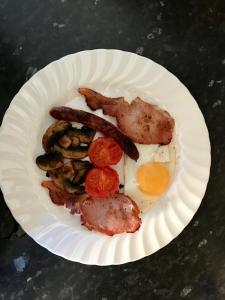 un plato de papel de desayuno con salchichas y huevos en St Jude's Bed & Breakfast, en Dersingham