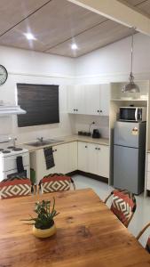 Dapur atau dapur kecil di Capel Short-Stay Accommodation