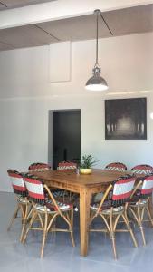 een eettafel met zes stoelen eromheen bij Capel Short-Stay Accommodation in Capel
