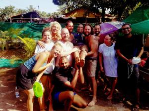 um grupo de pessoas posando para uma foto em Happy Panda Hostel Arambol Goa em Arambol