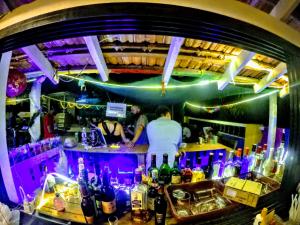 阿姆波尔Happy Panda Hostel Arambol Goa的酒柜里男人站在酒柜里