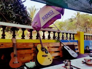 Happy Panda Hostel Arambol Goa的阳台或露台