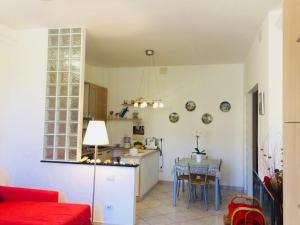 a kitchen and dining room with a table in a room at Una finestra sul mare in Cogoleto