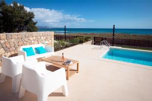 The swimming pool at or close to Casesambaire