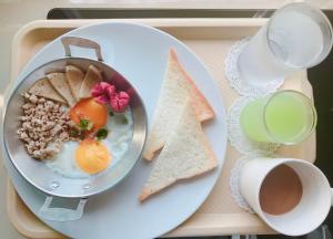 班菲的住宿－環松塔里度假村，托盘,盘子上放着一盘食物,包括鸡蛋和烤面包